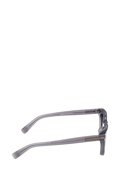 Harmaat silmälasikehykset suorakaiteen muotoiset. Valmistettu kevyestä muovista, jossa on hienovaraiset teksturoidut yksityiskohdat sankojen kohdalla.