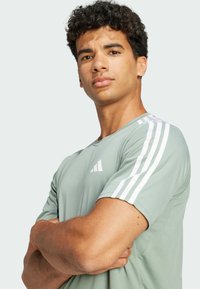 adidas Performance TRAIN ESSENTIALS BASE 3-STRIPES - Sport T-shirt - silver green white
