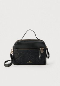 Czarna torebka z pikowanym wzorem w kształcie róży, złotymi dodatkami i podwójnymi przegrodami na zamek. Posiada górny uchwyt i regulowany pasek.