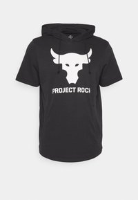 Musta lyhythihainen hupparipaita, jossa valkoinen härkälogo ja "PROJECT ROCK"-teksti. Valmistettu pehmeästä, teksturoidusta kankaasta ja rento istuvuus.