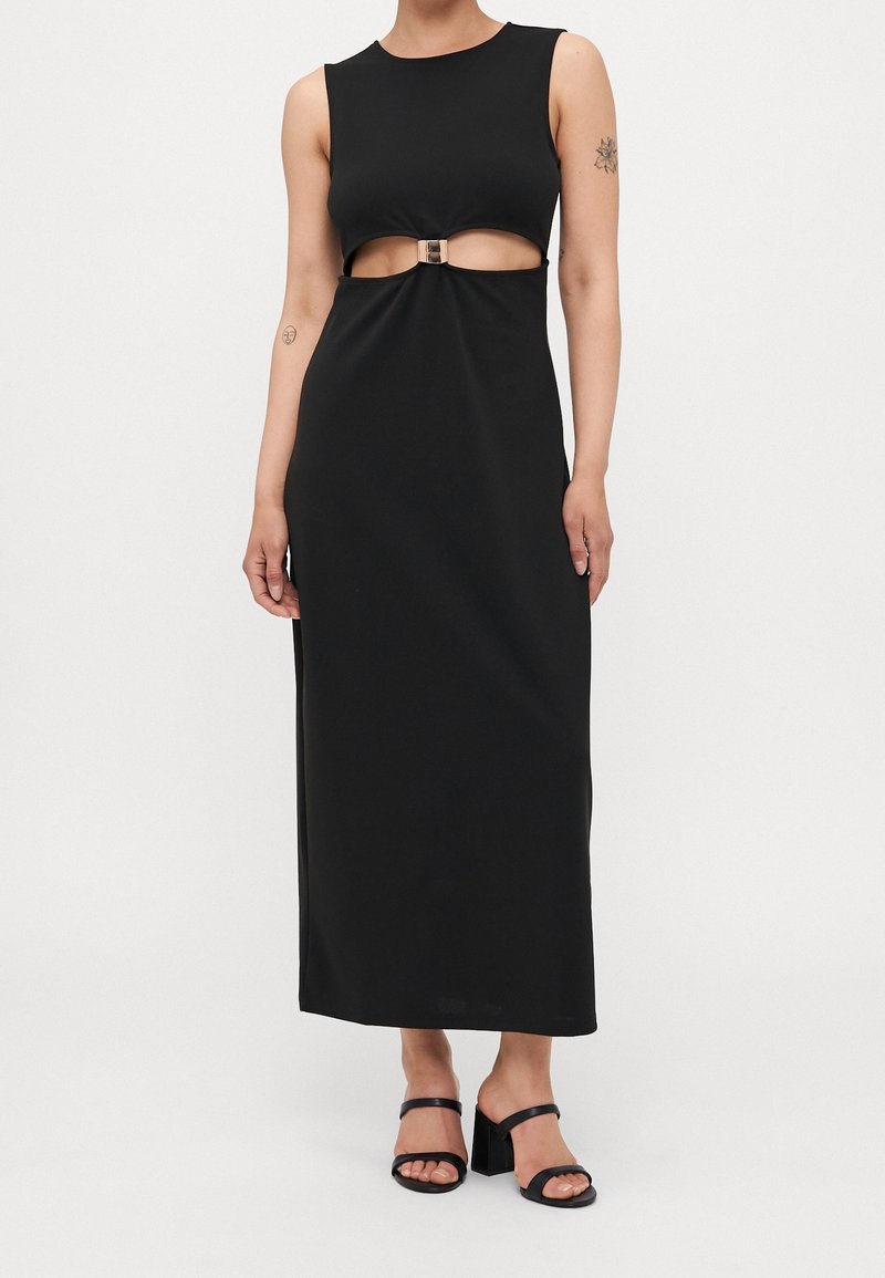 Robe maxi noire sans manches avec détail découpé à la taille, présentant un accent métallique rectangulaire et un tissu lisse et extensible.