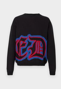 Maglione nero con un audace design grafico rosso e blu sulla schiena, texture morbida, polsini e orlo a coste, e un classico scollo a girocollo.