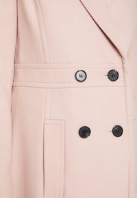 Miss Selfridge Krátký kabát - pink
