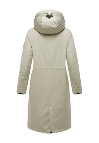 Beige capuchon lange coat met een getailleerde taille, soepele textuur en zwarte manchetaccenten. Beschikt over een ronde capuchon en een rechte silhouet.