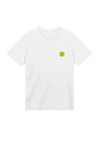 Weißes Baumwoll-T-Shirt mit einem runden, grünen Tennisball-Design auf der linken Brustseite. Kurze Ärmel, normale Passform und Rundhalsausschnitt.