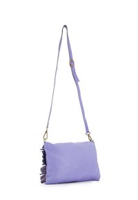 Lilla læder crossbody taske med en glat tekstur, der har frynser på den ene side og en justerbar rem med guld hardware.