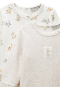 Deux hauts pour bébé à manches longues, l'un blanc avec un motif de lapin beige, l'autre beige avec un petit patch de lapin beige sur la poitrine, boutons-pression au niveau des collets.