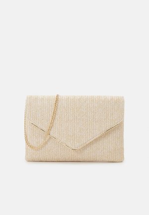 Pochette beige tissée avec une finition texturée, dotée d'une bandoulière chaîne dorée et d'un rabat angulaire avec un élégant accent métallique.