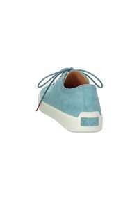 Hellblaue Wildledersneaker mit runder Zehenpartie, weißer strukturierter Gummisohle und tonalem Schnürsenkel. Auf der Ferse befindet sich ein kleines "Think!"-Label.