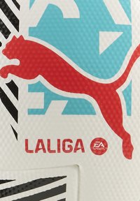 Fodbold designet med en struktureret hvid overflade, prydet med et rødt springende katte-logo, blå accenter og "LALIGA" i fed rød skrift.
