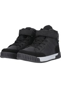 Sorte højhælede sneakers med en struktureret overdel, søde detaljer, snørebåndslukning og en velcrorem, der har en hvid gummisål.