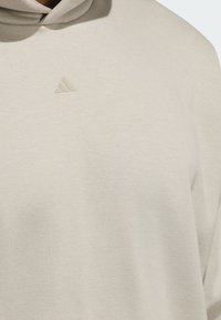 adidas Performance BASKETBALL FLEECE - Jersey con capucha - putty beige