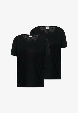 Deux t-shirts noirs unis à manches courtes et col rond avec des étiquettes de marque à l'intérieur du col, présentés superposés sur un fond blanc.