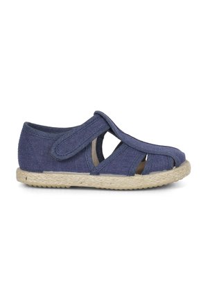 Blauer Stoffsandale mit offenem Design, Klettverschluss und juteähnlicher Sohle. Verfügt über eine strukturierte Oberseite und Ausschnitte für Atmungsaktivität.