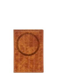 Porte-passeport en cuir brun avec un motif en crocodile texturé. Présente un design circulaire embossé à l'avant, avec des bords soigneusement cousus.