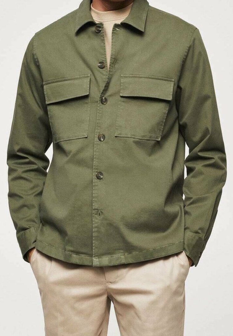 Oliivinvihreä, puuvillainen paitatakki, jossa on napillinen etuosa, kaksi rintataskua ja klassinen kaulus; sileä pinta ja rento istuvuus.