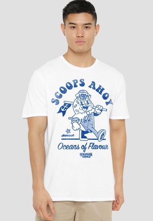 Weißes Baumwoll-T-Shirt mit einem blauen Cartoon-Graphic eines Eiskreiskarakter mit einer Eistüte, mit dem Text "SCOOPS AHOY" und "Oceans of Flavour".