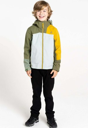 Wasserabweisende Jacke in Grün, Grau und Gelb mit durchgehendem Reißverschluss, verstellbare Kapuze und elastischen Bündchen; kombiniert mit schwarzen Hosen und Schuhen.