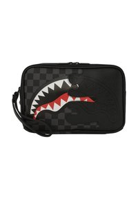 Borsa a scacchi nera con un design di squalo in rilievo, dettagli rossi e bianchi, superficie testurizzata e chiusura con cerniera superiore dotata di tracolla.