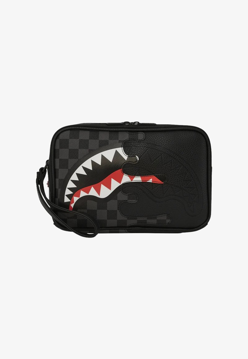 Bolso de cuadros negros con un diseño de tiburón elevado en acentos rojos y blancos, superficie texturizada y cierre superior con cremallera y correa para la muñeca.