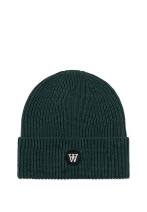 Gorro de punto acanalado de color verde oscuro con puño doblado que presenta un parche redondo negro con el logo blanco de doble W.