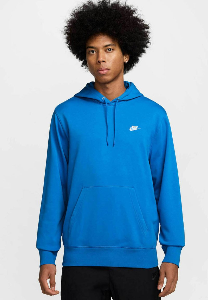Sudadera azul de Nike con bolsillo canguro, capucha con cordones y logo blanco en el pecho. Tejido suave, mangas largas y puños acanalados.