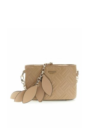 Sac bandoulière matelassé marron clair avec bandoulière en chaîne dorée et pompons assortis en forme de feuille, logo Guess embossé à l'avant.