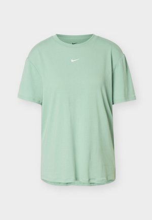 Enkel lysegrøn kortærmet Nike T-shirt med et lille hvidt Nike swoosh-logo centreret under den runde halsudskæring.