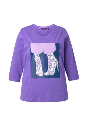 Lila Langarm-T-Shirt mit einem Grafikdesign von High-Heels mit floralen Mustern, Rundhalsausschnitt und lockerer Passform.