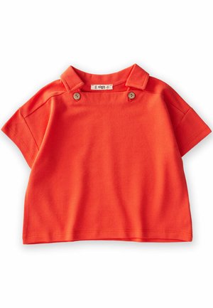 Camiseta de manga corta color naranja hecha de algodón con cuello de solapa y dos botones decorativos en el frontal. Textura suave y diseño casual.