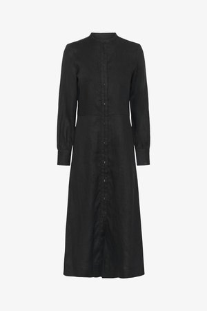 Čierne midi šaty s dlhým rukávom, s vysokým golierom, zapínaním na gombíky vpredu, priliehavým pásom a mierne rozšírenou sukňou.