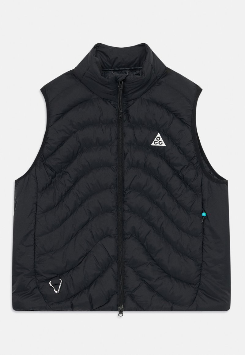 Melnā polsterētā veste ar augstu apkakli, ar rāvējslēdzēju, viļņu raksta quilting un mazu logotipu uz krūtīm. Iekļauta karabīne.