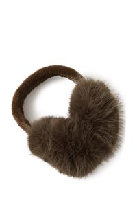 Rudos spalvos dirbtinio kailio ausų šildytuvai su minkštu, tekstūruotu paviršiumi ir apvalia forma, pritvirtinti prie paminkštintos rudos audinio galvos juostos.