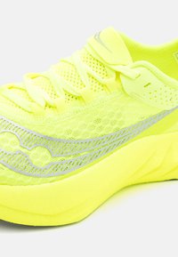 Saucony ENDORPHIN PRO 4 - Chaussures de running sur route - citron/silver