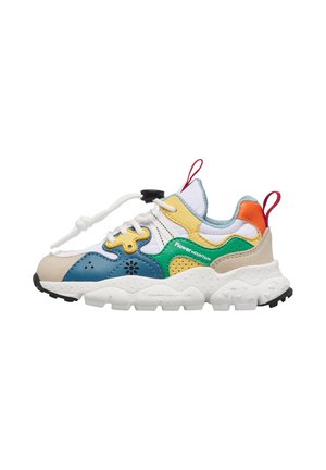 Sneaker multicolore alla caviglia con lacci bianchi, suola bianca spessa e colori accentati in blu, giallo, verde, arancione e beige, vista laterale.