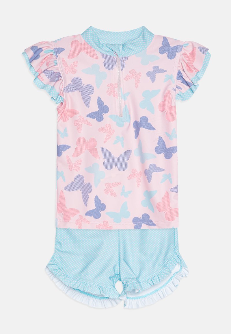 Kortermet pysjamassett med en rosa topp med flerfargede sommerfugl-mønstre og blå shorts med prikker og volangkant.