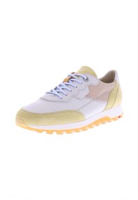 Schnürsport Schuh mit einem grauen Leder-Obermaterial, gelben Wildleder-Akzenten, hellblauen Schnürsenkeln und einer strukturierten gelben Außensohle.