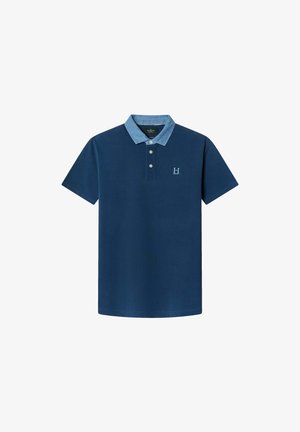 Marineblauwe polo met een denim kraag, voorzien van een drieknoopsluiting en een kleine geborduurde logo op de linkerkant van de borst. Gemaakt van katoen.