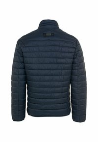 Marineblaue, gesteppte Daunenjacke mit horizontalen Nähten und einem kleinen schwarzen Label-Patch am oberen Rücken, Rückansicht.