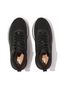 Schwarze Sportschuhe mit einem oberen Teil aus Mesh und einer gepolsterten Mittelsohle. Zu den Merkmalen gehören flache Schnürsenkel, ein gepolsterter Schaft und eine strukturierte Außensohle.