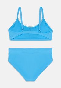 Niebieski zestaw bikini z bandeau i regulowanymi ramiączkami oraz majtkami o wysokim stanie. Gładki, elastyczny materiał.