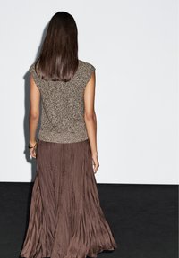 Massimo Dutti MOULINÉ ROUND NECK WITH BUTTONS - Smanicato - brown