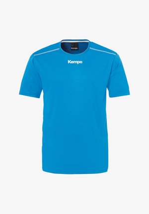 Blauw sportshirt van glad, lichtgewicht stof. Heeft een ronde hals, korte mouwen en witte accenten op de schouders.