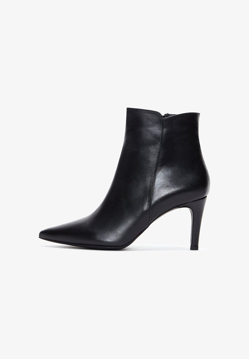 Botte cheville en cuir noir avec un bout pointu, texture lisse, fermeture à glissière à l'arrière et un talon haut élancé.
