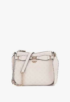 Sac bandoulière en faux cuir rose clair avec un motif texturé, quincaillerie dorée et bandoulière ajustable. Présente un accent en chaîne.