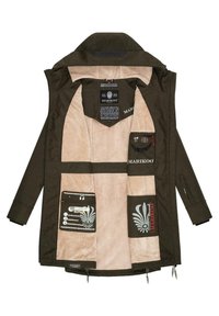Zelená vonkajšia bunda s béžovým fleece podšívkou, viaceré vnútorné vrecká, zipsy a dekoratívne nálepky. Obsahuje odolnú tkaninu a uvoľnený strih.