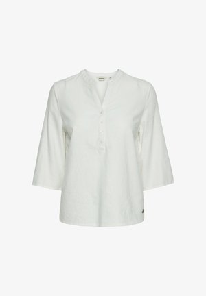 Weiße Damenbluse mit dreiviertel Ärmeln, Knopfleiste und rundem Ausschnitt mit leicht stehendem Kragen.