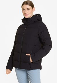 Schwarze Puffjacke mit hohem Kragen, Reißverschluss vorn und seitlichen Taschen. Sie verfügt über ein horizontal gestepptes Muster und eine abnehmbare Kapuze.