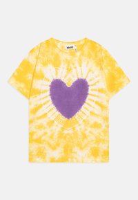 Žluté tričko s tkaným vzorem ve stylu tie-dye, uprostřed s fialovým srdíčkem, krátké rukávy, kulatý výstřih a měkká bavlna.