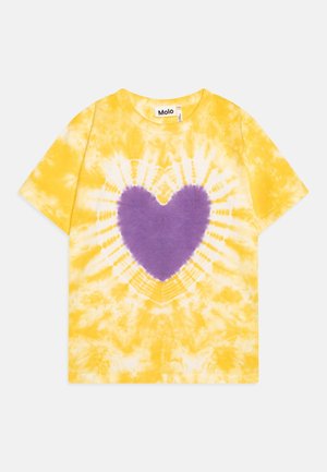 Žluté tričko s tkaným vzorem ve stylu tie-dye, uprostřed s fialovým srdíčkem, krátké rukávy, kulatý výstřih a měkká bavlna.